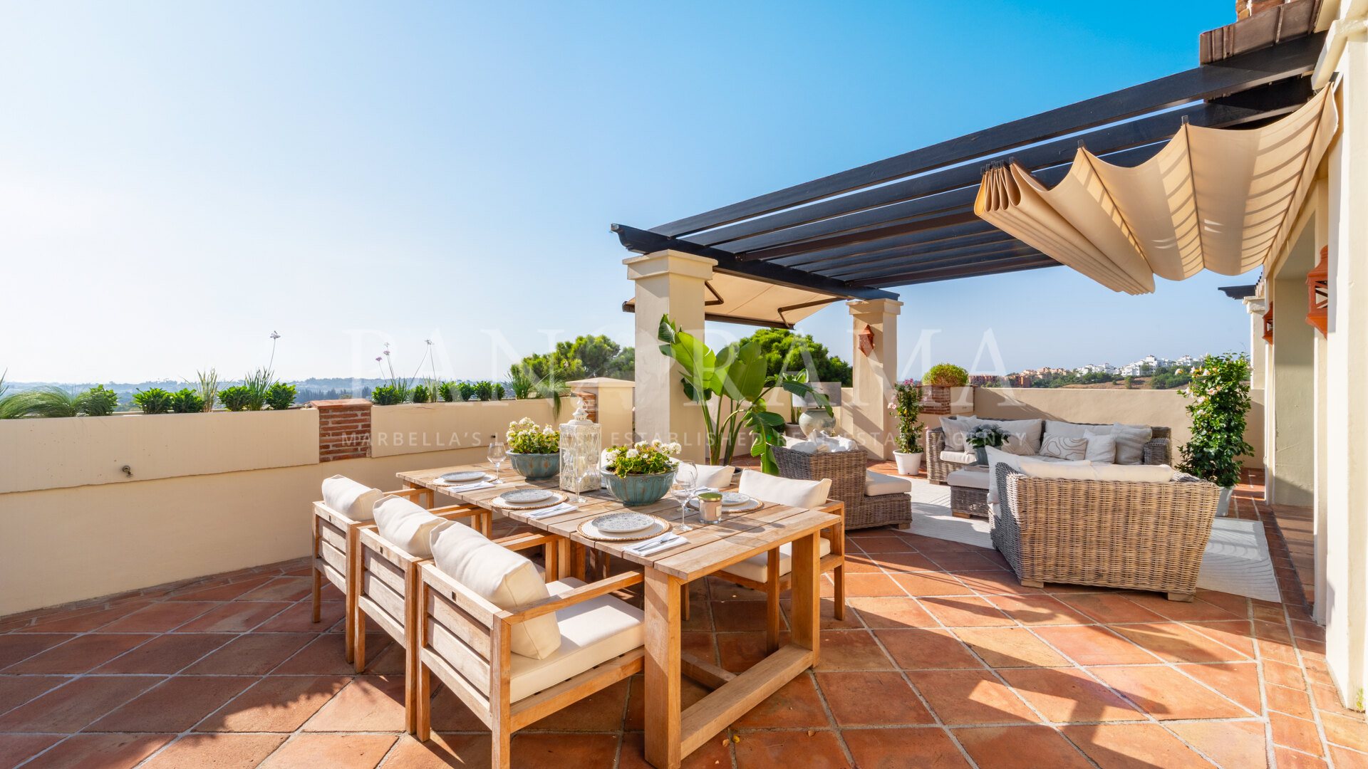 Duplex penthouse in Los Capanes del Golf with spacious terrace and panoramic views