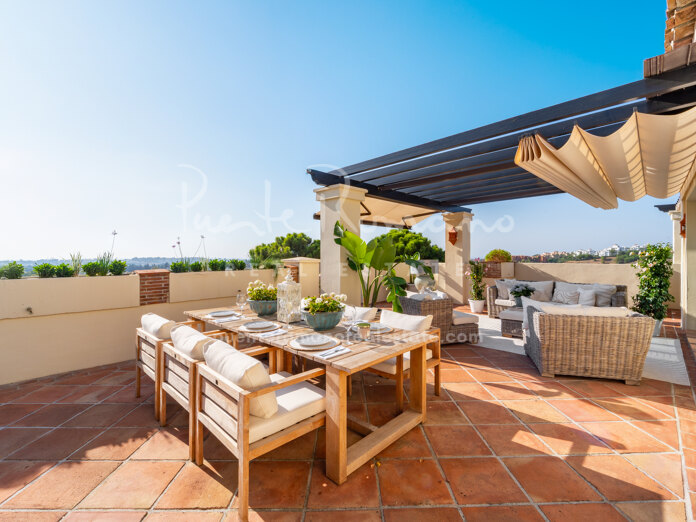 Ático dúplex en Los Capanes del Golf con amplia terraza y vistas panorámicas