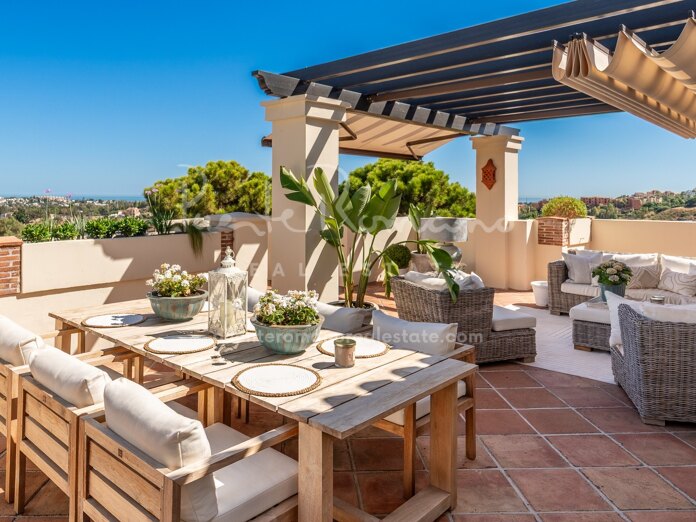 Ático dúplex en Los Capanes del Golf con amplia terraza y vistas panorámicas