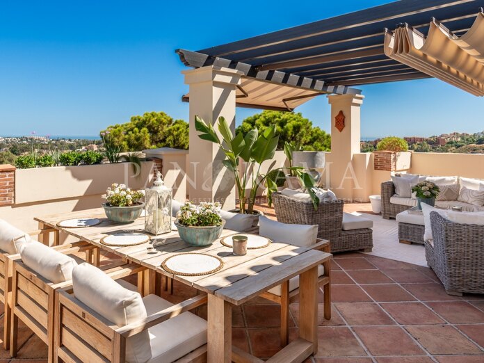 Duplex penthouse in Los Capanes del Golf with spacious terrace and panoramic views