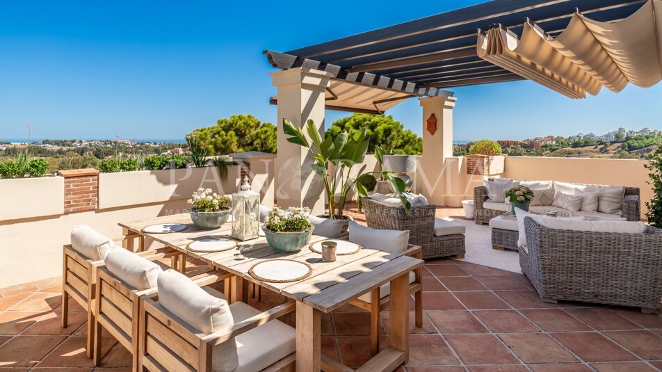 Ático dúplex en Los Capanes del Golf con amplia terraza y vistas panorámicas