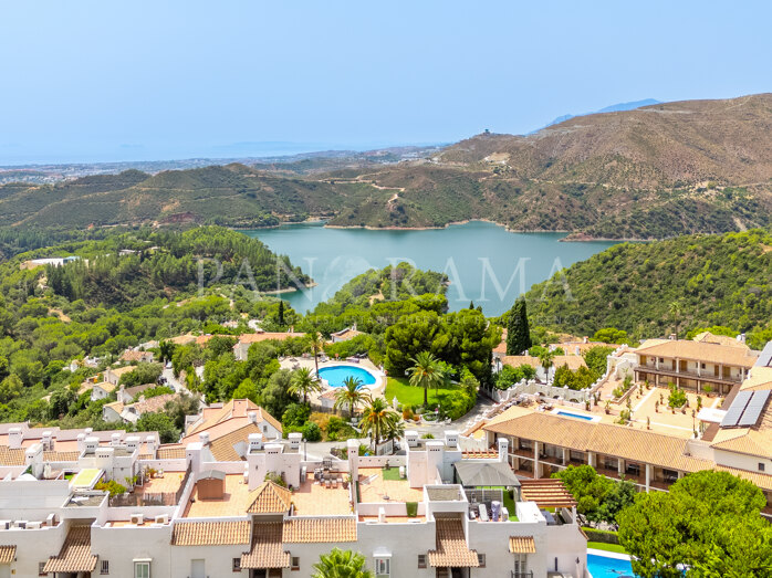 Beautifully appointed apartment with panoramic views of the sea, countryside and Istan lake