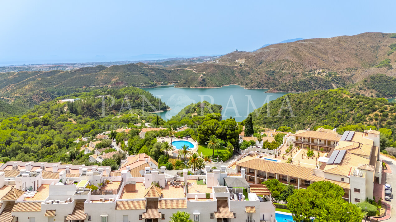 Beautifully appointed apartment with panoramic views of the sea, countryside and Istan lake