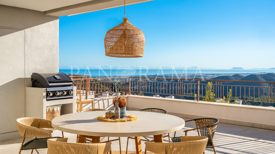 Beautifully appointed apartment with panoramic views of the sea, countryside and Istan lake