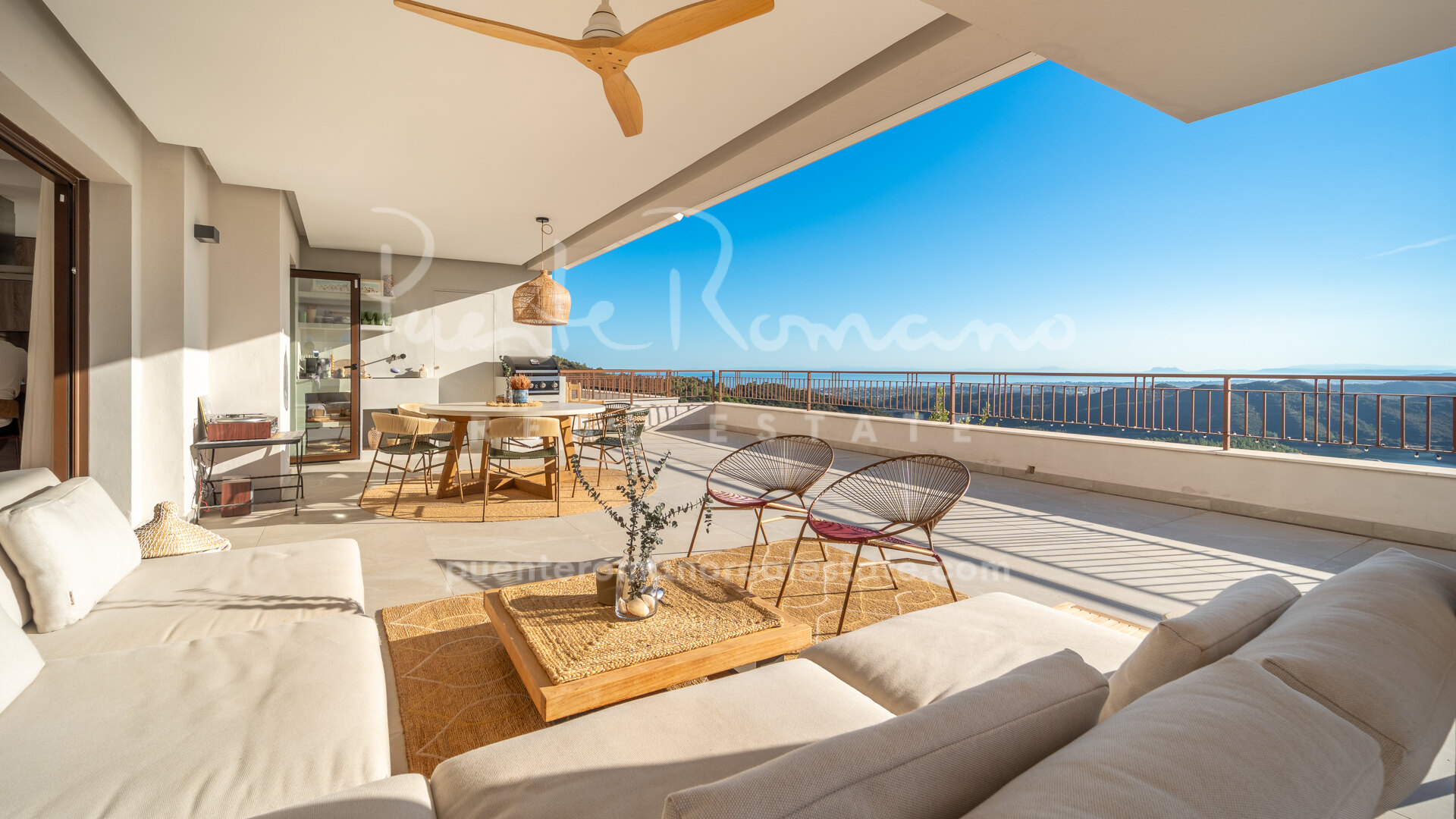 Beautifully appointed apartment with panoramic views of the sea, countryside and Istan lake