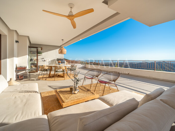Beautifully appointed apartment with panoramic views of the sea, countryside and Istan lake