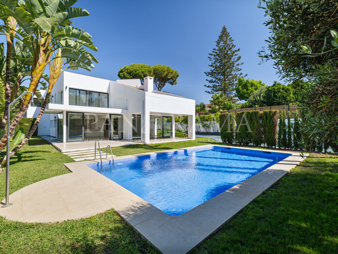 Contemporary villa in Linda Vista, San Pedro with private pool