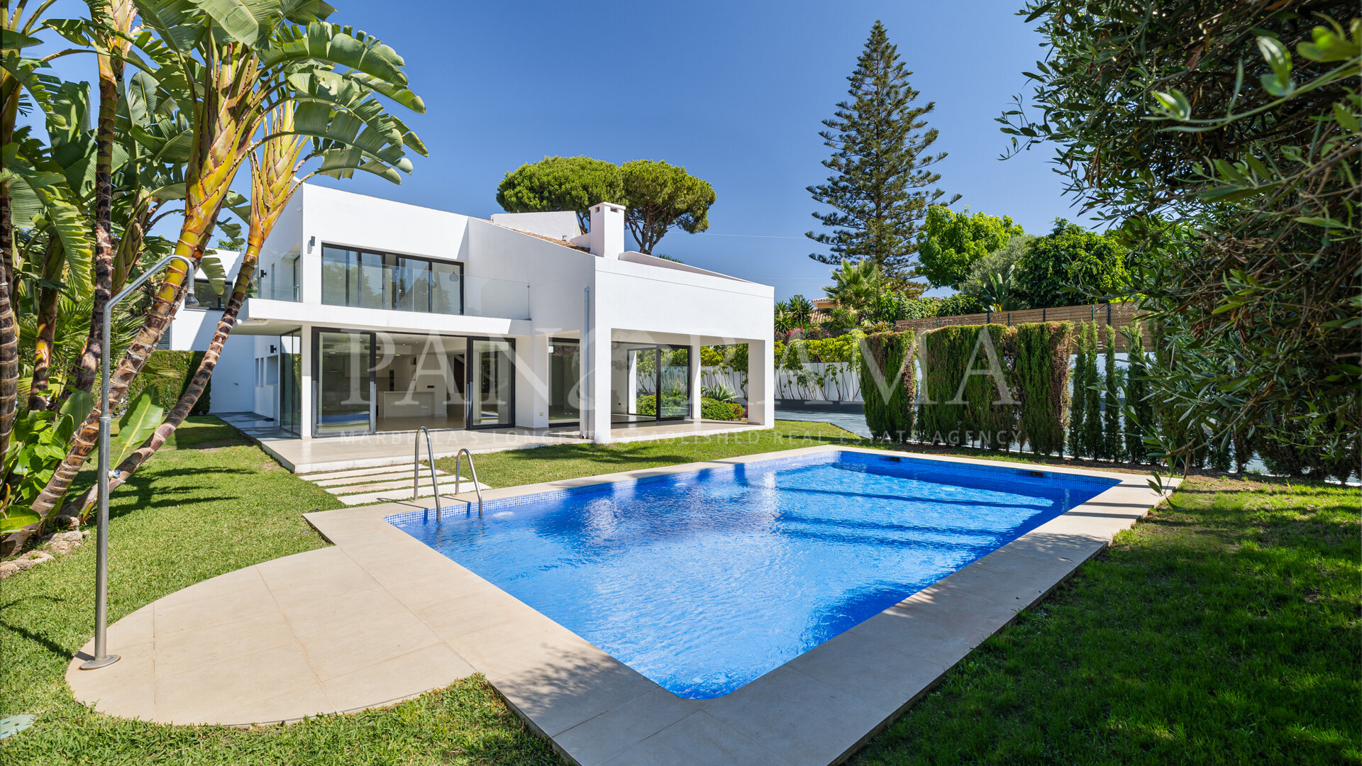 Contemporary villa in Linda Vista, San Pedro with private pool