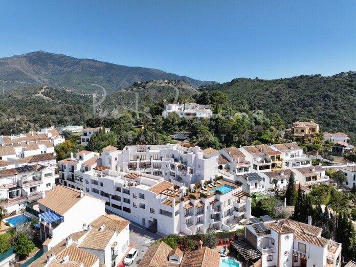 Duplex penthouse in a new project in the centre of Benahavís