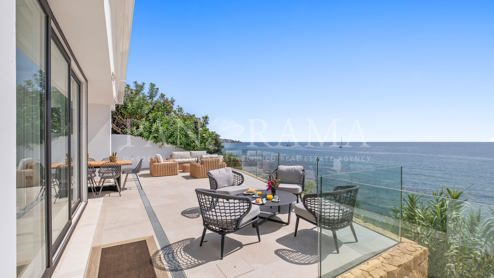 Espectacular villa en primera línea de mar en Sotogrande