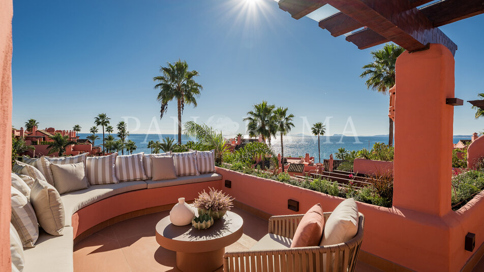 Penthouse in an exclusive front line beach community of Cabo Bermejo, Estepona