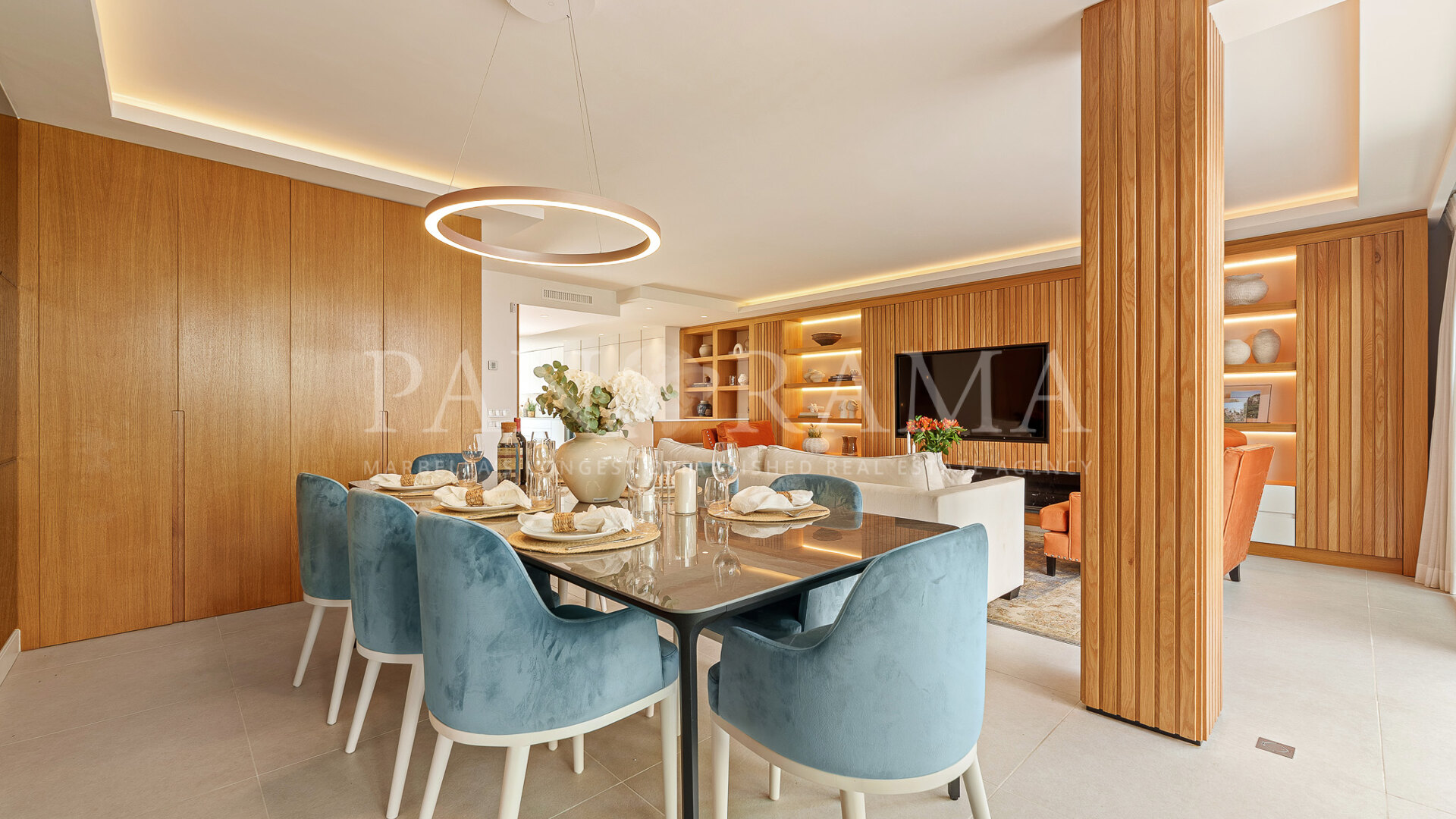 Luxe moderne herenhuis op Marbellamar, slechts enkele stappen van het strand verwijderd