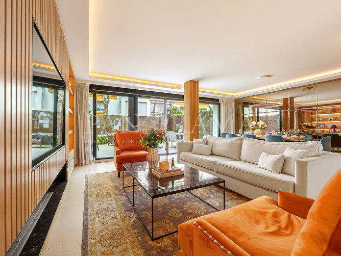Luxe moderne herenhuis op Marbellamar, slechts enkele stappen van het strand verwijderd