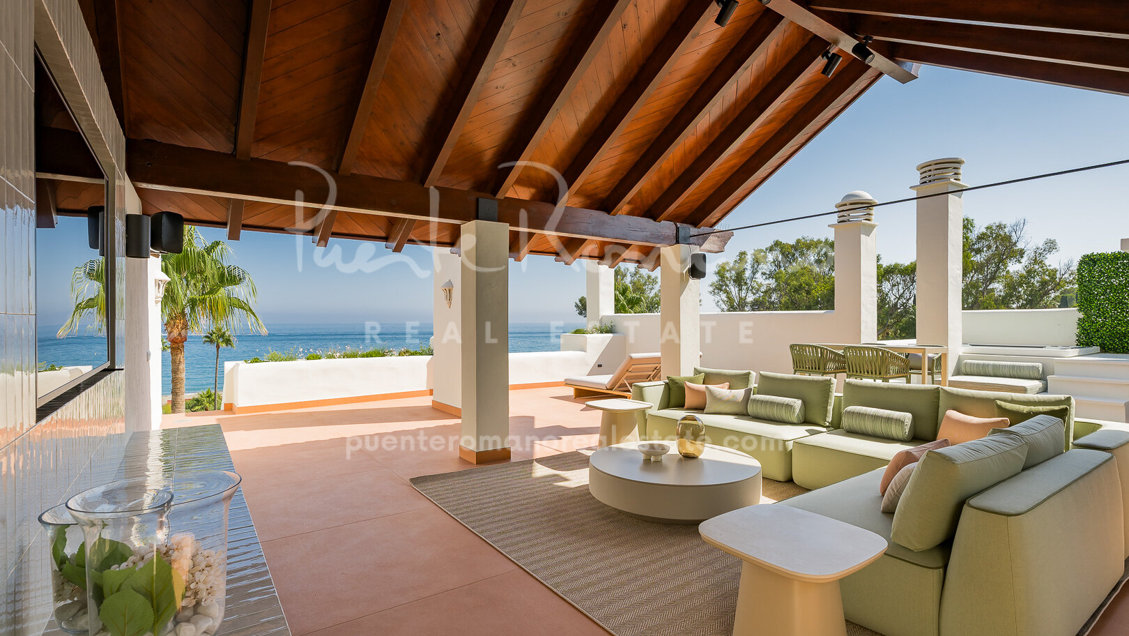 Dúplex frente al mar con un elegante diseño contemporáneo en Bahía del Velerin, Estepona