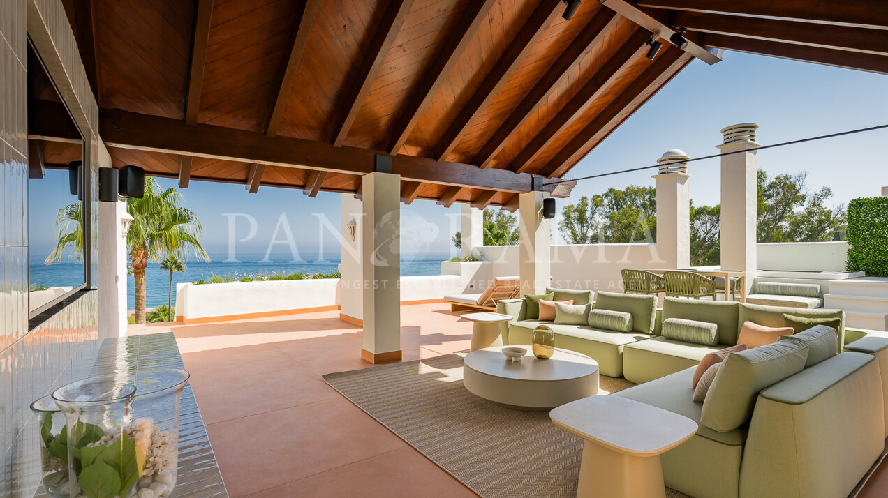 Seafront duplex flat with a sleek contemporary design in Bahía del Velerín, Estepona
