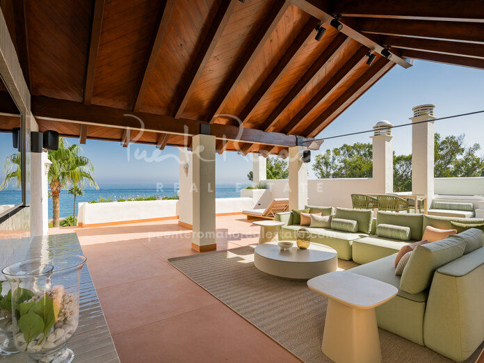 Dúplex frente al mar con un elegante diseño contemporáneo en Bahía del Velerin, Estepona