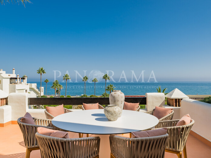 Dúplex frente al mar con un elegante diseño contemporáneo en Bahía del Velerin, Estepona