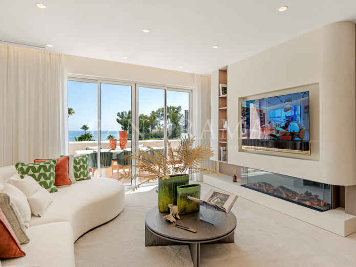 Ático contemporáneo frente al mar con un amplio solarium en Bahía del Velerín, Estepona