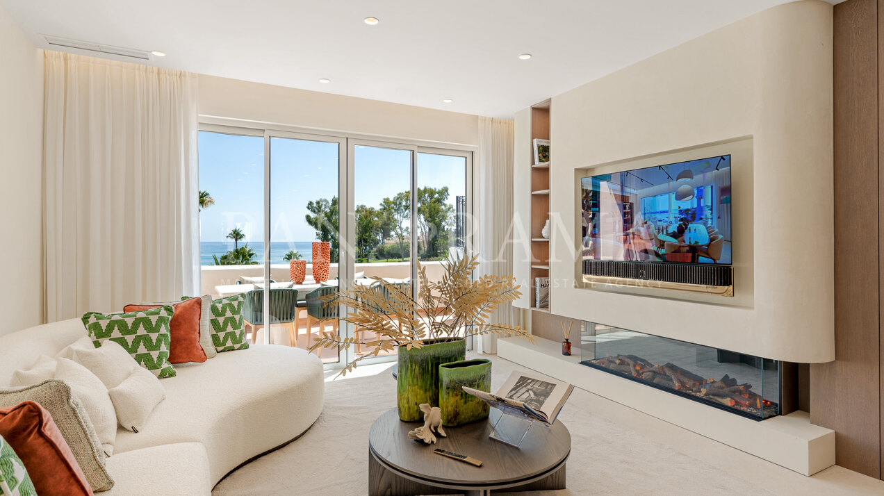 Ático contemporáneo frente al mar con un amplio solarium en Bahía del Velerín, Estepona