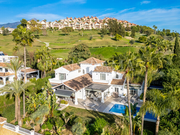 Villa clásica con toques contemporáneos en primera línea de golf en Los Naranjos