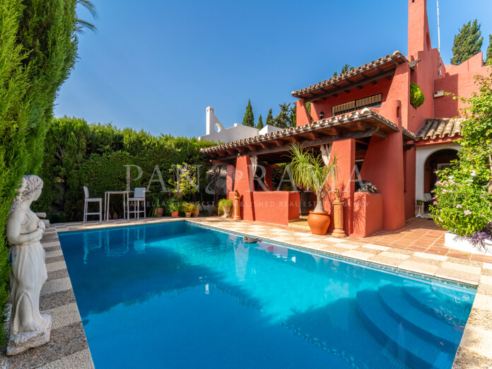 Villa in privilegierter Lage nur wenige Schritte von allen Annehmlichkeiten in Nueva Andalucía entfernt
