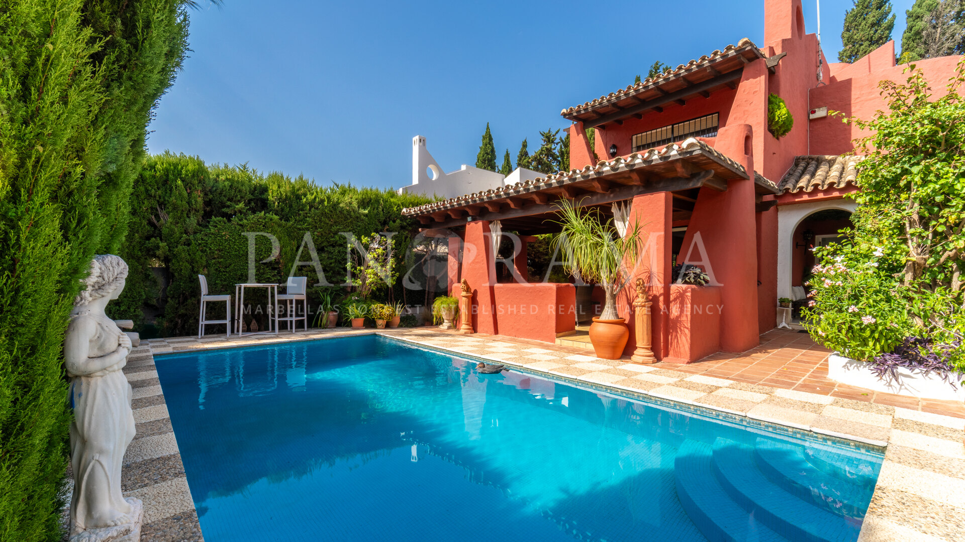 Villa in a privileged location just steps from all amenities in Nueva Andalucía