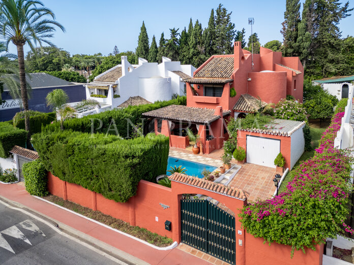 Villa in a privileged location just steps from all amenities in Nueva Andalucía