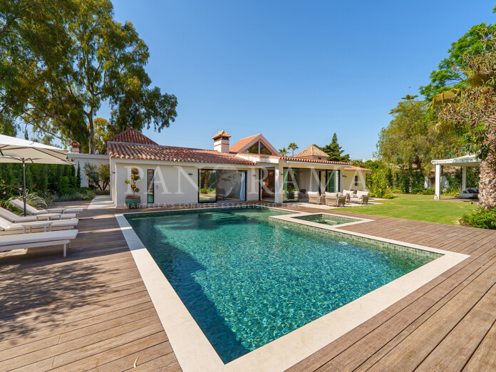 Contemporary One-Level villa near Puerto Banús and golf courses