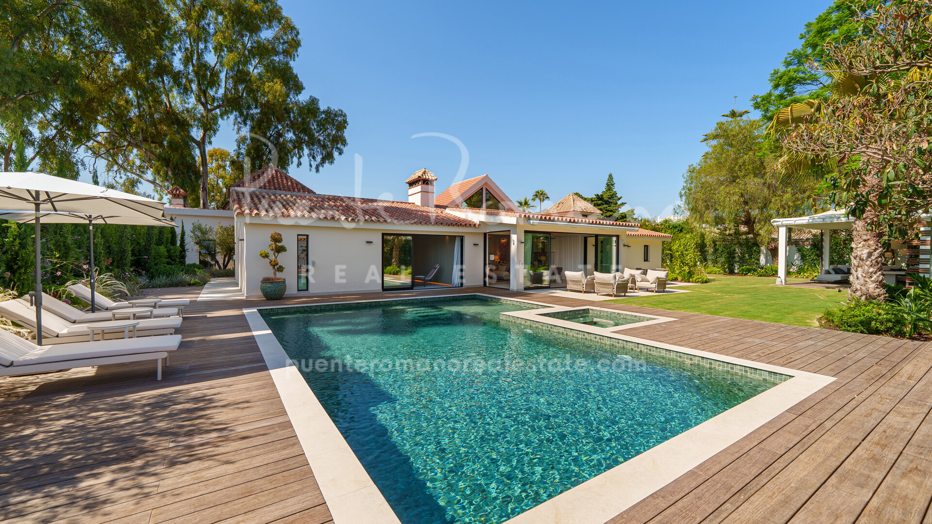 Moderna villa de una planta junto a la playa, cerca de Puerto Banús