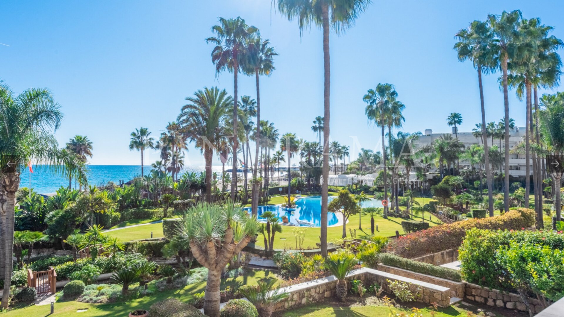 Duplex penthouse offering sea views in Los Granados II in Puerto Banús