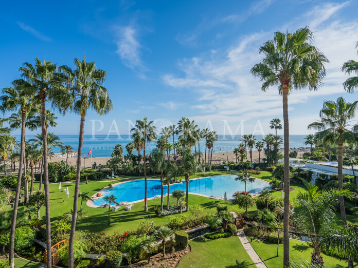 Duplex penthouse offering sea views in Los Granados II in Puerto Banús