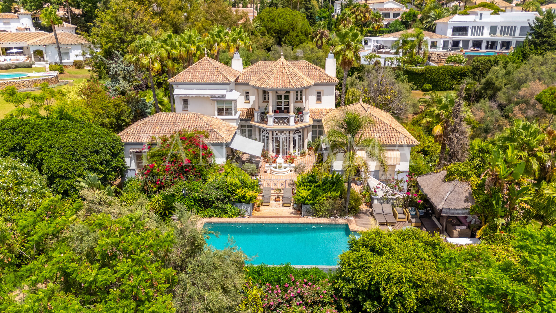 Enchanting villa with separate apartment in Hacienda Las Chapas