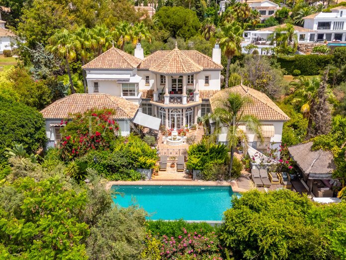 Enchanting villa with separate apartment in Hacienda Las Chapas