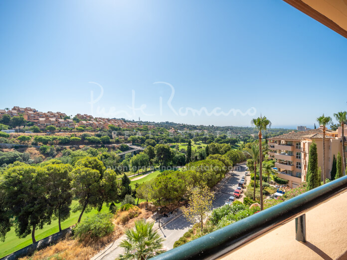 Penthouse with panoramic views in Las Terrazas de Santa Maria Golf, Elviria