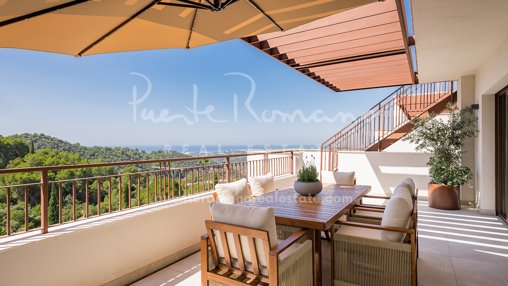 Elegante ático dúplex con vistas panorámicas al mar y a la montaña en Almazara Hills