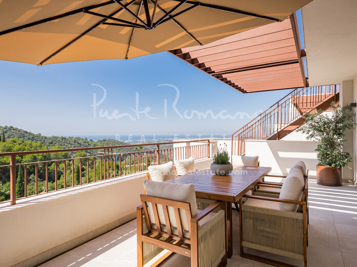 Elegante ático dúplex con vistas panorámicas al mar y a la montaña en Almazara Hills