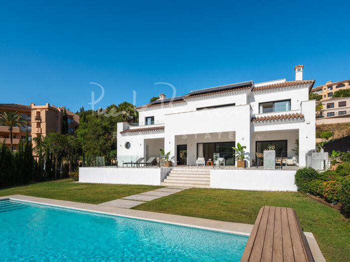 Villa Andrea, una villa en primera línea de golf en Elviria