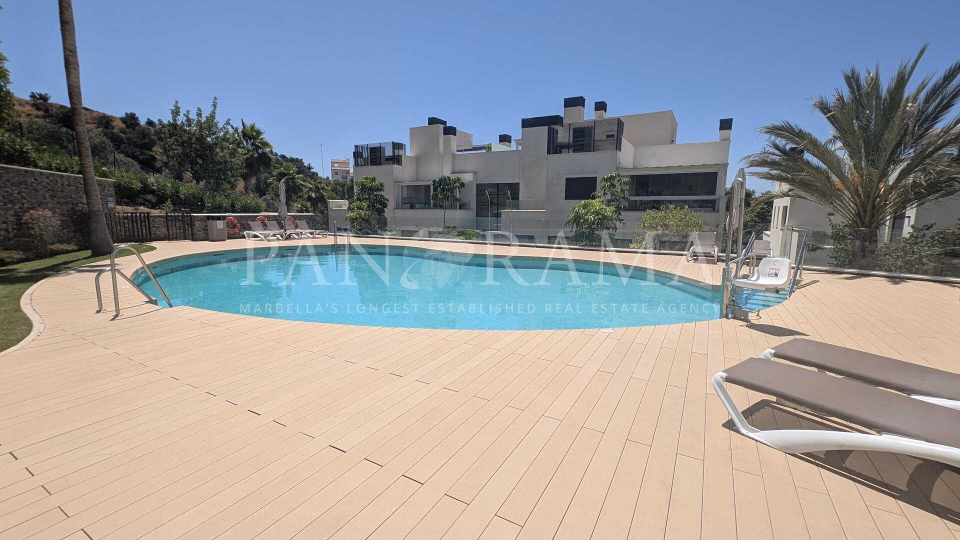 Luminoso y amplio apartamento sin amueblar en una tranquila zona residencial de Marbella