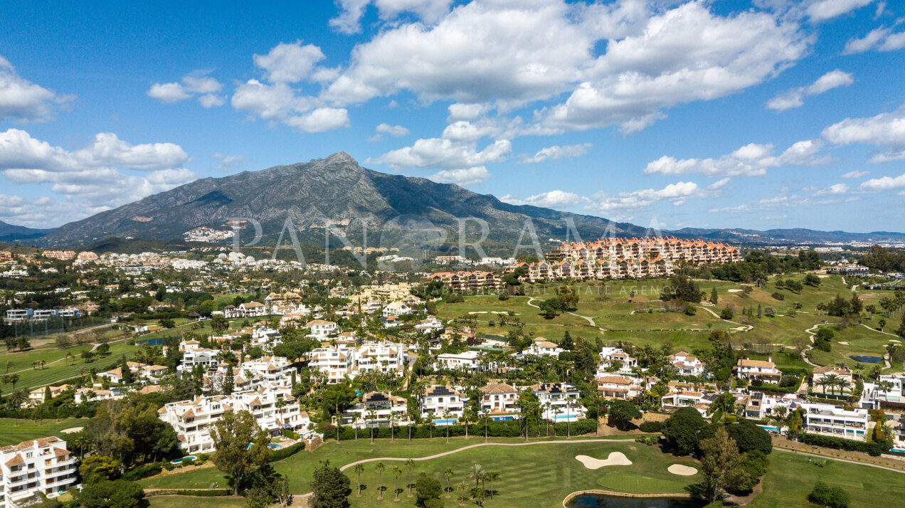Charming townhouse in Nueva Andalucía set within the Golf Valley