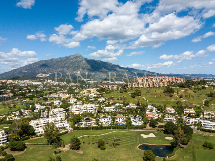 Encantadora casa adosada en Nueva Andalucía situada en el Valle del Golf