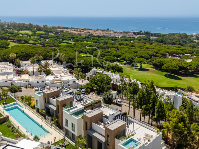 Moderno dúplex orientado al sur con jardín privado y piscina en Cabopino, Marbella Este