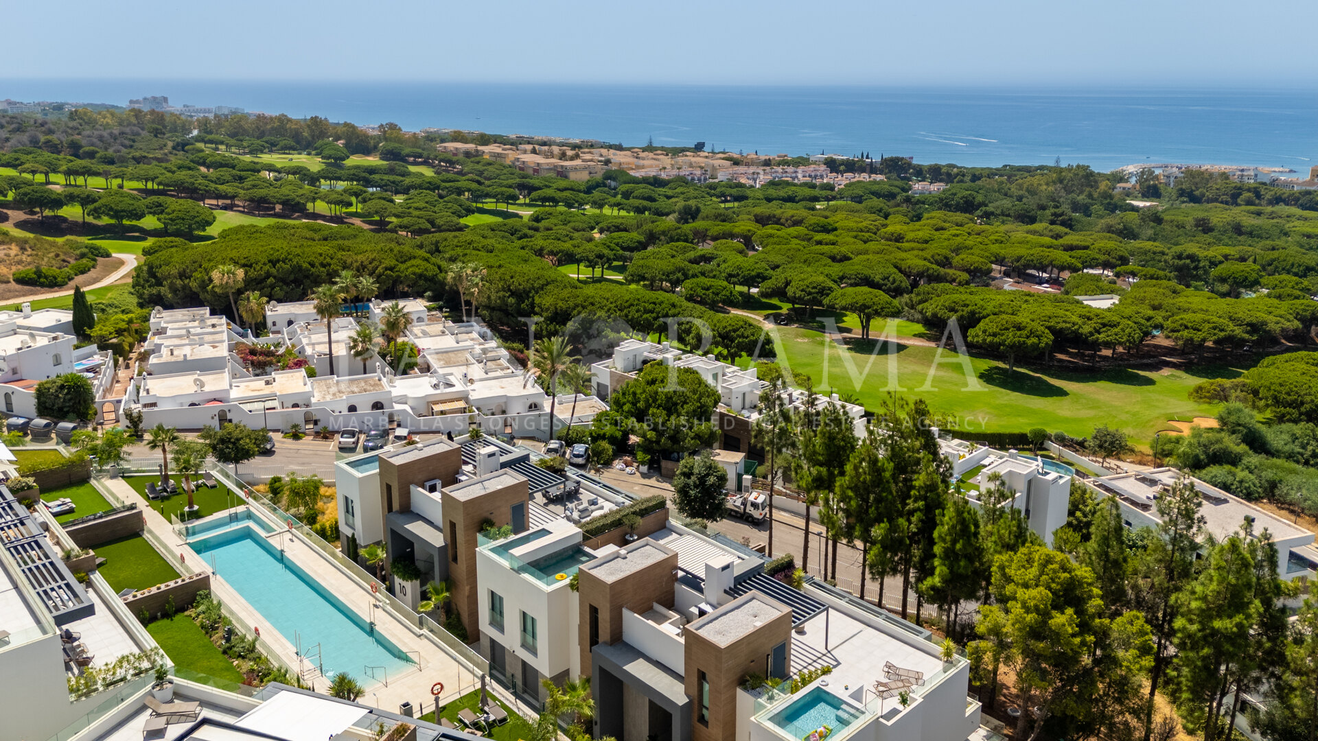 Moderno dúplex orientado al sur con jardín privado y piscina en Cabopino, Marbella Este