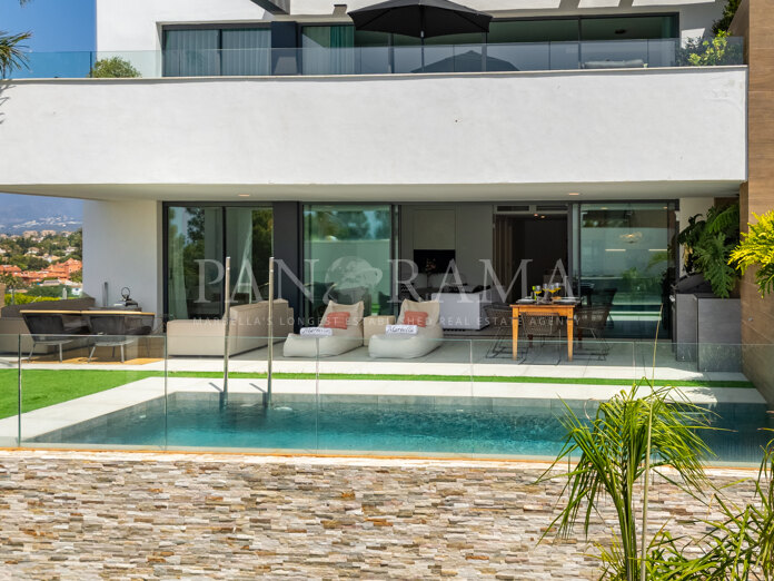 Modernes, nach Süden ausgerichtetes Duplex mit privatem Garten und Pool in Cabopino, Marbella Ost