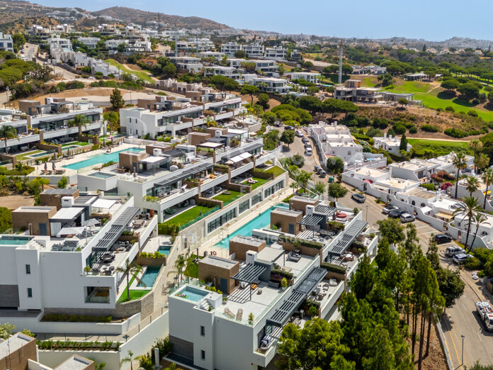 Moderno dúplex orientado al sur con jardín privado y piscina en Cabopino, Marbella Este