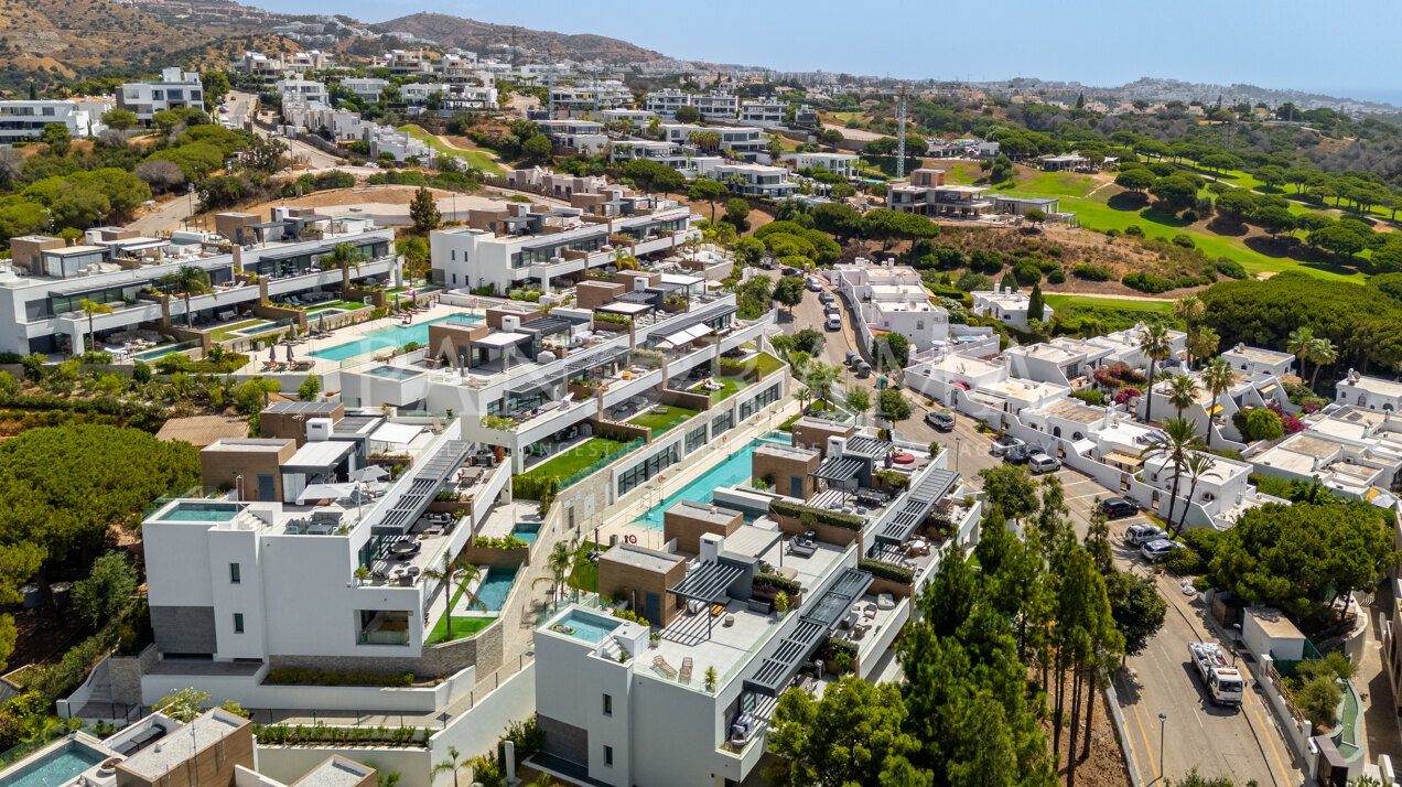 Moderno dúplex orientado al sur con jardín privado y piscina en Cabopino, Marbella Este