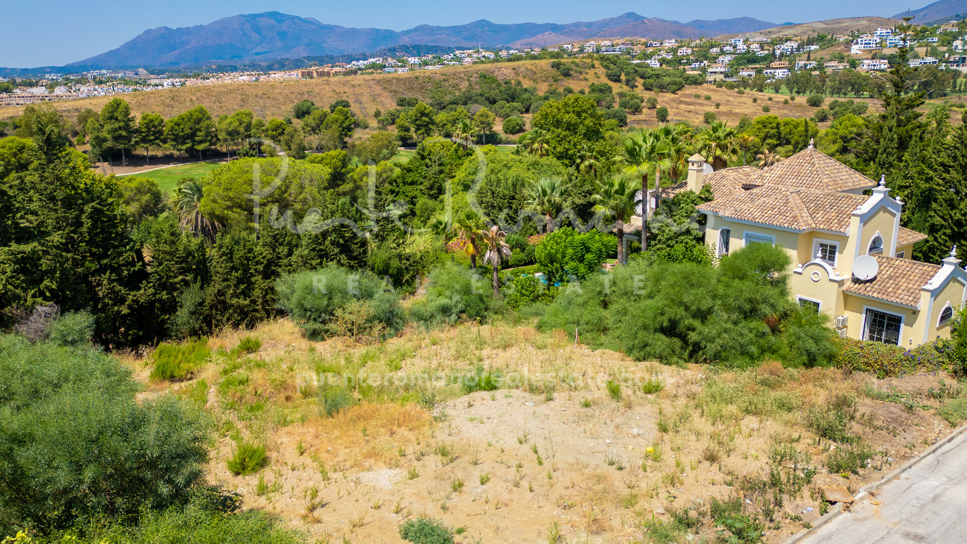 Plot with building license and project ready to start construction