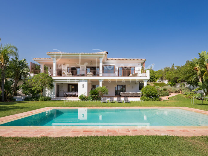 Encantadora villa familiar cerca del centro de Marbella con hermosas vistas al mar