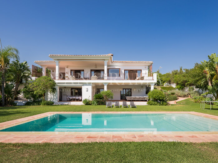 Charmante Familienvilla in der Nähe der Stadt Marbella mit herrlichem Meerblick