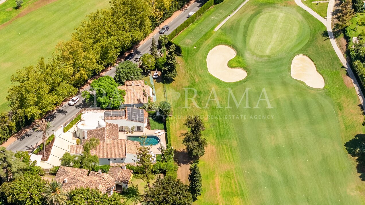 Elegante Ibiza-stijl villa aan de golfbaan in Guadalmina Alta