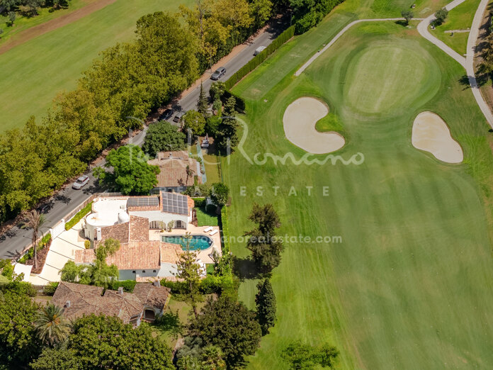 Elegante villa de estilo ibicenco en primera línea de golf en la parte baja de Guadalmina Alta